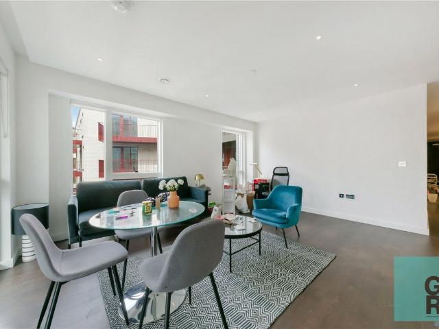 Malthouse Road, London, Lexington Garden SW11, 2 bed flat to rent, £3,688 pcm | PrimeLocation