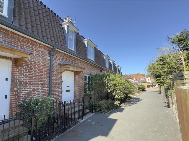 Maltings Way, Beaconsfield, HP9 3 bed terraced house to rent £2,450 pcm £565 pw
