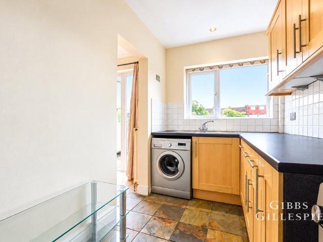 Malvern Avenue, Harrow, HA2 3 bed semi detached house to rent £2,250 pcm £519 pw