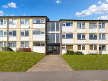 Malvern Close, Hertfordshire AL4 2 bed apartment to rent £1,650 pcm £381 pw
