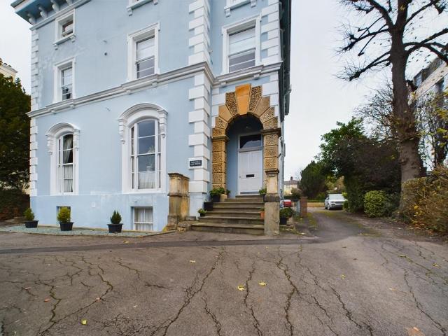 Malvern Hill House, East Approach. 1 bed flat to rent £850 pcm £196 pw