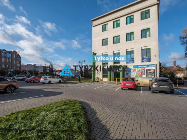 Lokal handlowo usługowy 220 m2 z witrynami i parkingiem
