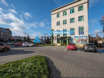 Lokal handlowo usługowy 220 m2 z witrynami i parkingiem