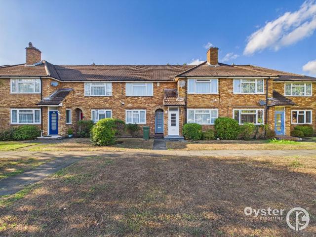 Malcolm Court, Stanmore HA7, 2 bed flat to rent, £1,800 pcm | PrimeLocation
