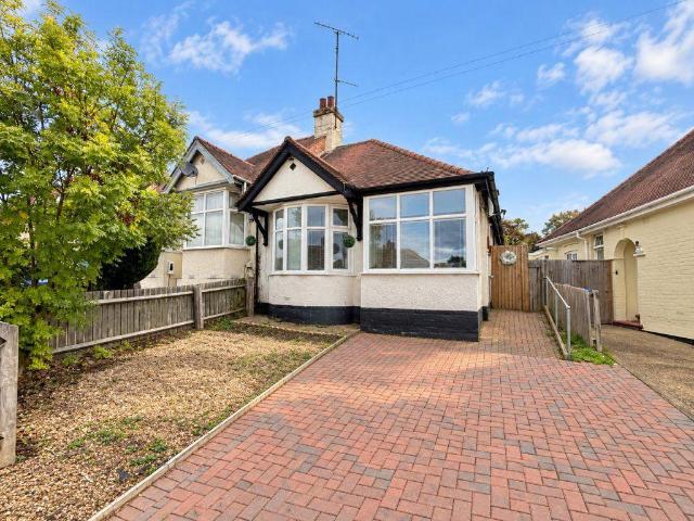 Malcolm Drive, Northampton, NN5 5NJ 3 bed bungalow to rent £1,300 pcm £300 pw