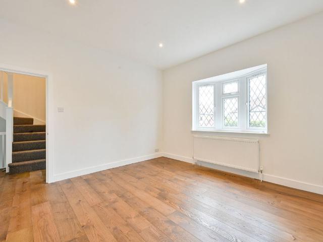 Malden Road, Worcester Park KT4, 3 bed flat to rent, £2,500 pcm | PrimeLocation