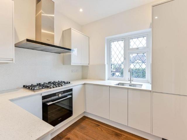 Malden Road, Worcester Park, KT4 3 bed flat to rent £4,500 pcm £1,038 pw
