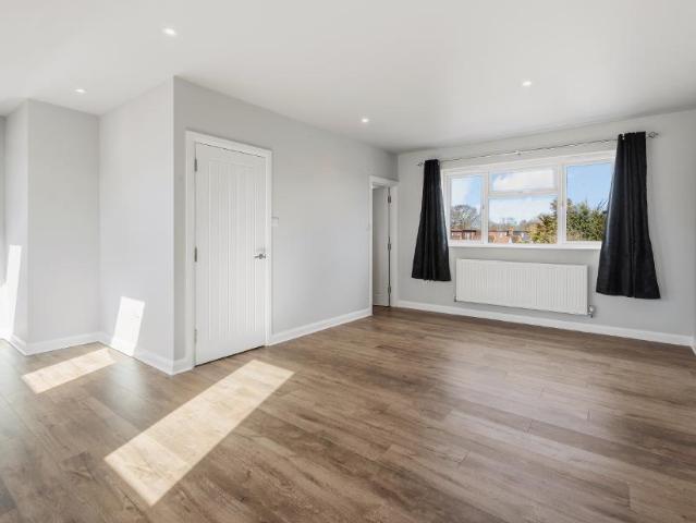 Malden Road, Worcester Park, KT4 7NL 2 bed flat to rent £1,900 pcm £438 pw