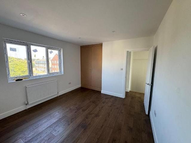 Malden Road, Worcester Park, KT4 7NL 3 bed flat to rent £2,500 pcm £577 pw