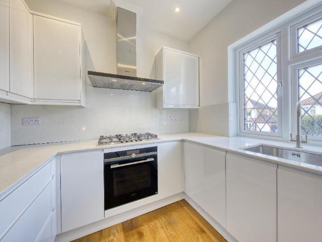 Malden Road, Worcester Park, KT4 7NL 3 bed flat to rent £2,350 pcm £542 pw