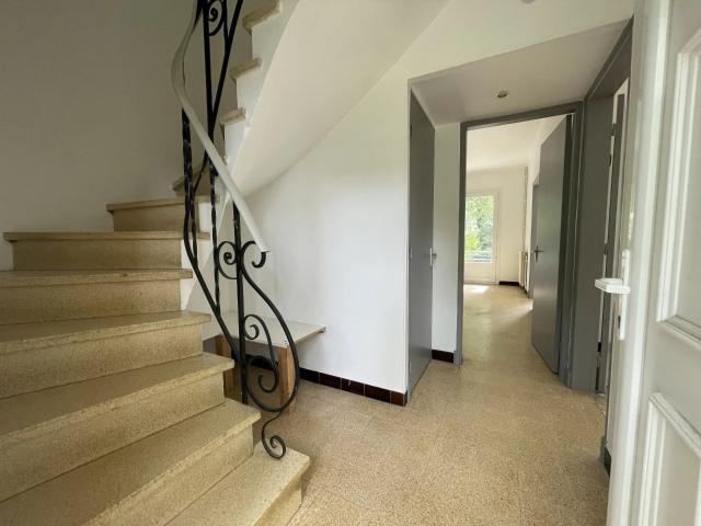 MALEMORT DU COMTAT_VILLA T4 avec terrasse, abri voiture sur environ 800 m² de terrain clos