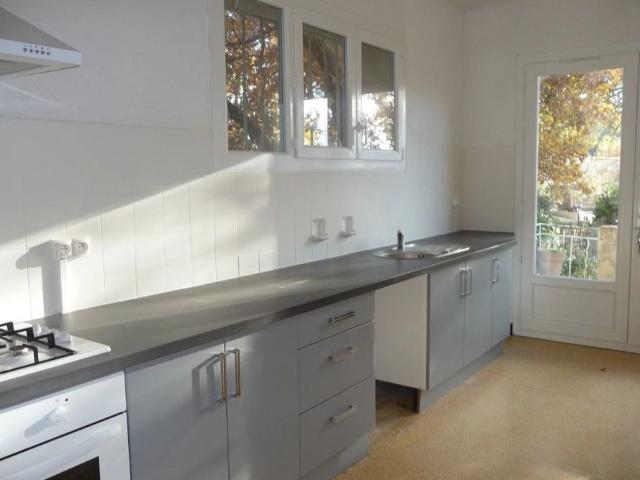 MALEMORT DU COMTAT_VILLA T4 avec terrasse, abri voiture sur environ 800 m² de terrain clos