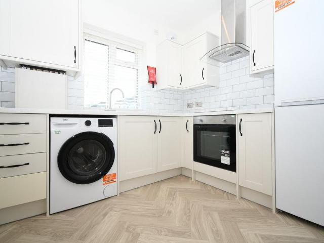 Malford Court, The Drive, London, E18 2 bed flat to rent £1,950 pcm £450 pw