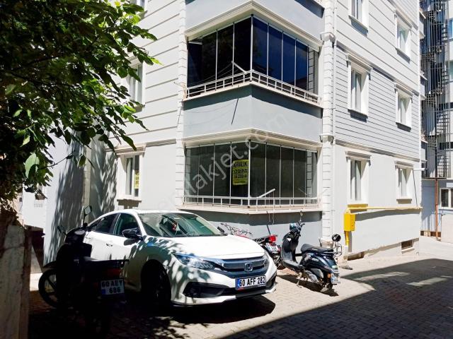Maliye Yakınında Cam Balkonlu 2+1 Kiralık Daire
