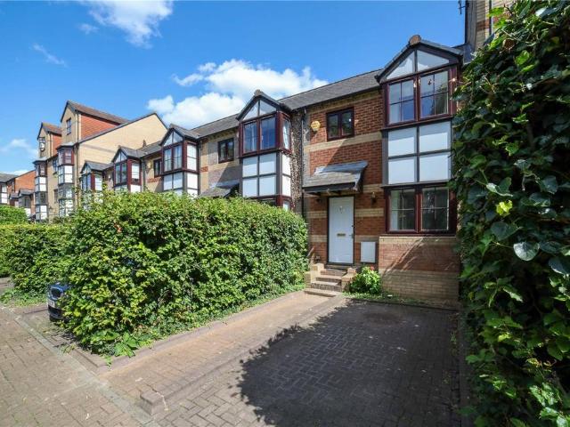 Mallard Row, Berkshire RG1 3 bed townhouse to rent £1,700 pcm £392 pw