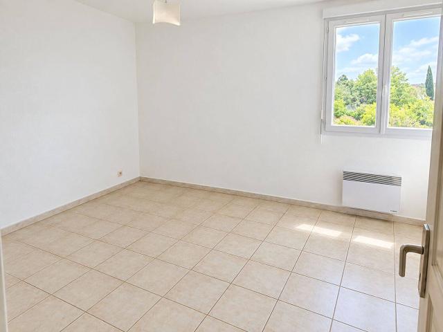 MALLEMORT ? Appartement T3 d'environ 75,65 m² avec parking