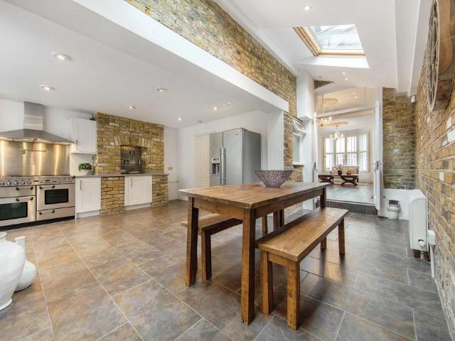 Mallinson Road, Between the Commons. 5 bed flat to rent £6,998 pcm £1,615 pw