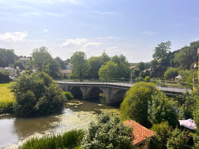 MALLIEVRE, BORD DE SEVRE, CADRE BUCOLIQUE & AUTHENTIQUE, DEMEURE COMPOSEE DE 2 MAISONS JUMELEES AVEC JARDIN, GARAGE, CAVE, 287000 FAI