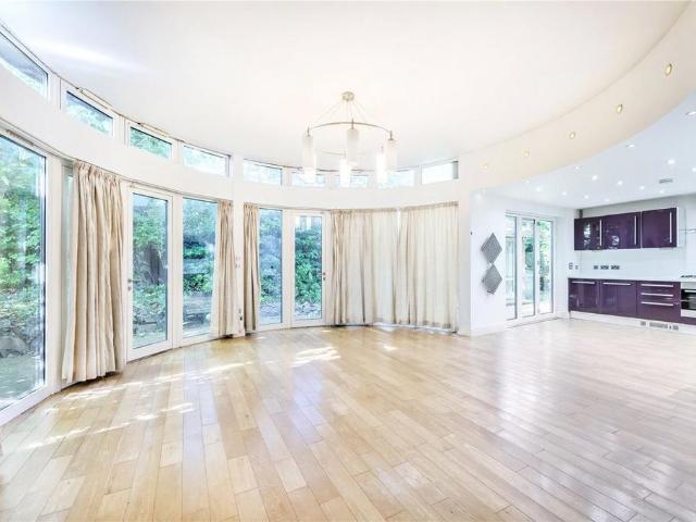 Mapesbury Road, London NW2 3 bed bungalow to rent £4,500 pcm £1,038 pw