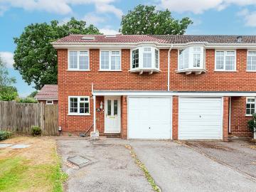 Maple Close, Winnersh RG41, 4 bed end terrace house to rent, £2,350 pcm | PrimeLocation