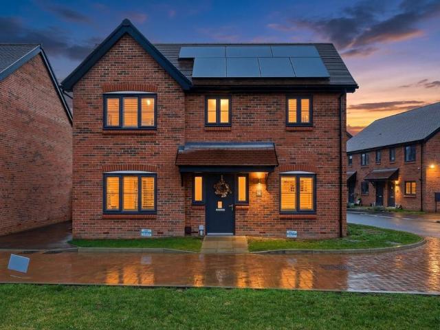 Maple Drive, Fobbing, SS17 3 bed detached house to rent £2,500 pcm £577 pw