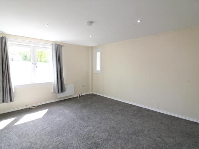 Maple Drive, Johnstone, PA5 2 bed flat to rent £730 pcm £168 pw