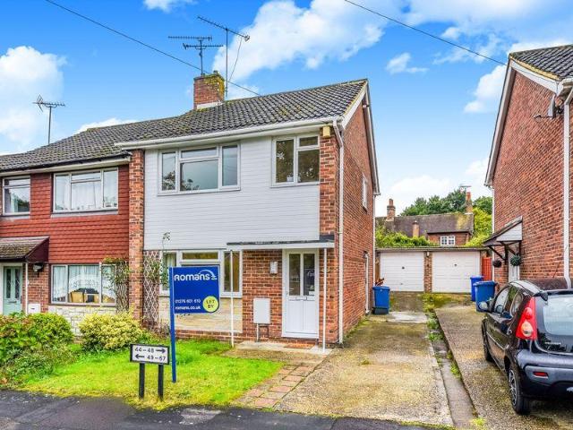 Maple Gardens, Yateley, GU46 3 bed semi detached house to rent £1,800 pcm £415 pw