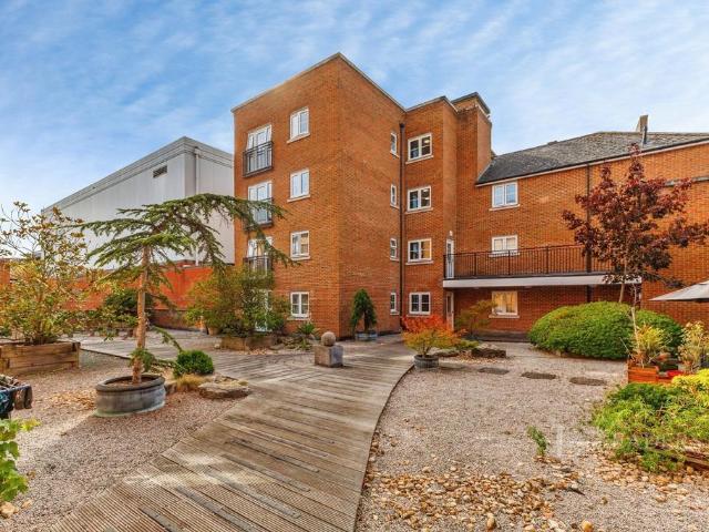 Maple Gardens, 20 26 Upper High. 2 bed flat to rent £1,650 pcm £381 pw