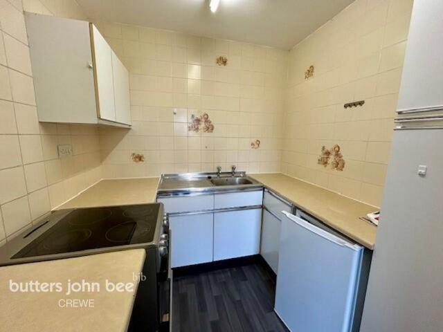 Maple Grove, Northwich 1 bed flat to rent £695 pcm £160 pw