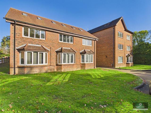 Maple Green, Southgate RH11, Studio to rent, £1,000 pcm | PrimeLocation