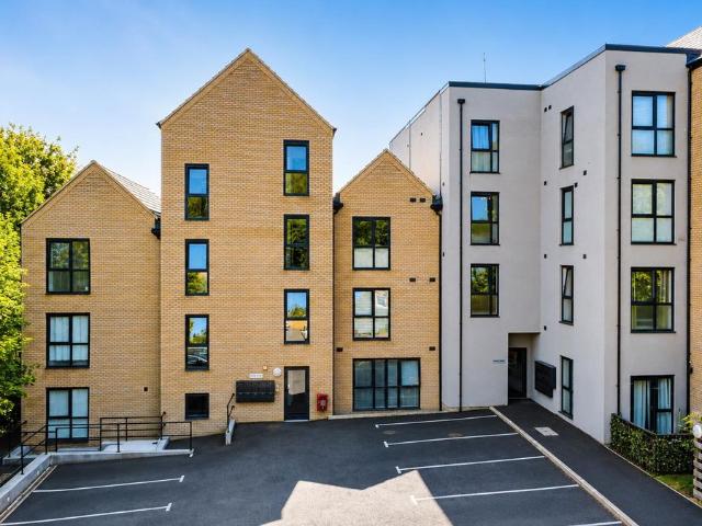 Maple House, Hemel Hempstead HP2, 2 bed flat to rent, £1,600 pcm | PrimeLocation