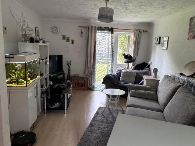 Maple Road, Hayes UB4 1 bed flat to rent £1,300 pcm £300 pw
