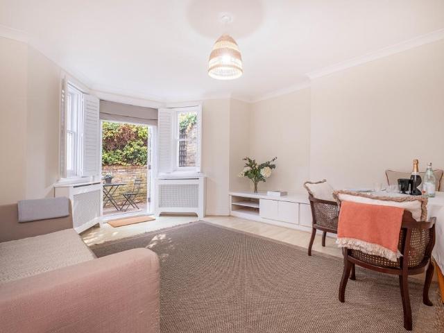 Maple Road London KT6 1 bed apartment to rent £2,600 pcm £600 pw