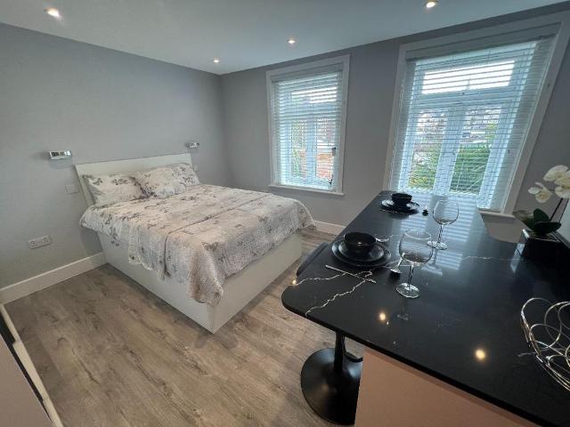 Maple Road Studio to rent £1,100 pcm £254 pw
