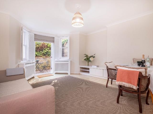 Maple Road, Surbiton KT6, 1 bed flat to rent, £2,600 pcm | PrimeLocation