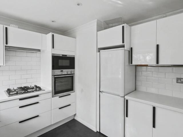 Maple Road, Surbiton KT6 2 bed apartment to rent £1,995 pcm £460 pw