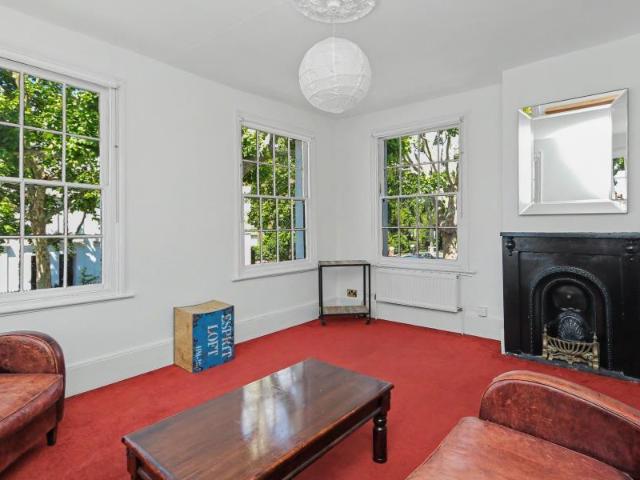Maple Road, Surbiton KT6 2 bed flat to rent £1,600 pcm £369 pw