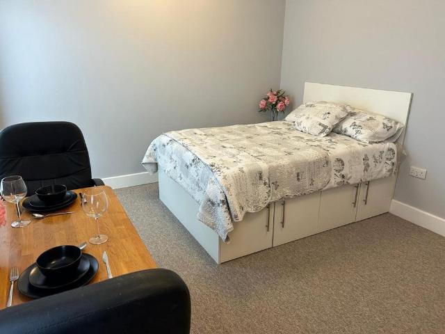 Maple Road 1 bed in a house share to rent £850 pcm £196 pw