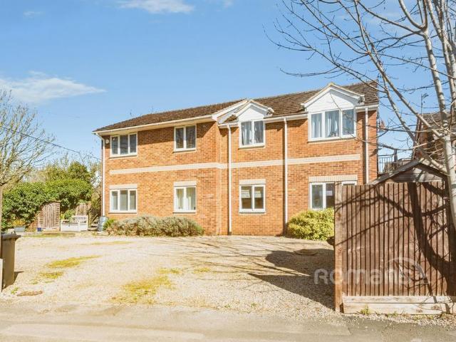 Mapledurham Drive, Purley on Thames. 2 bed flat to rent £1,250 pcm £288 pw
