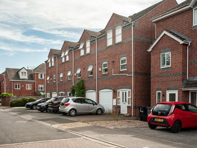 Maplehurst Avenue, York YO31 4 bed townhouse to rent £1,650 pcm £381 pw