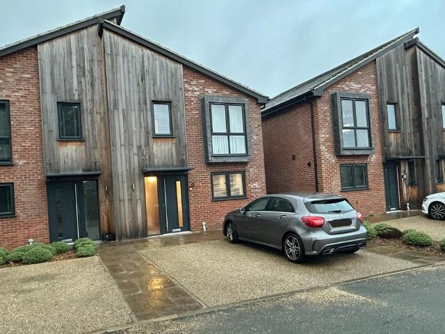 Mapleton Gardens, Suffolk IP4 2 bed semi detached house to rent £1,500 pcm £346 pw