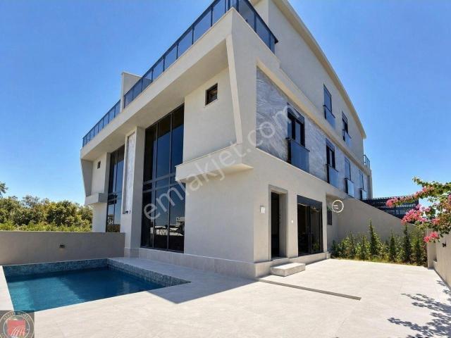 Martılı'da Her Odada Özel Banyolu Müstakil Havuzlu Triplex Villa