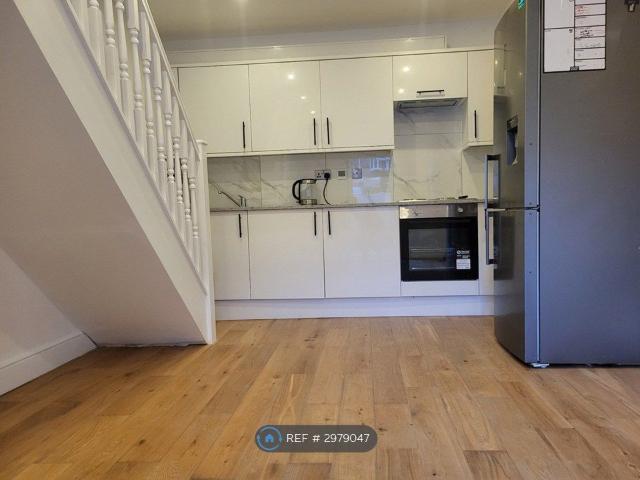 Martens Avenue, Bexleyheath DA7, 2 bed flat to rent, £1,600 pcm | PrimeLocation
