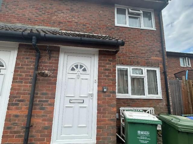 Martham Close, London 2 bed terraced house to rent £1,900 pcm £438 pw