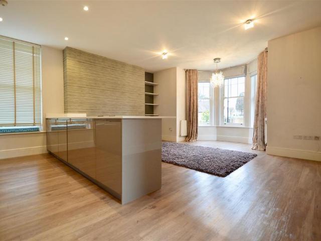 Martin Drive, Dartford DA2 2 bed apartment to rent £1,700 pcm £392 pw