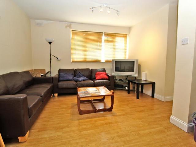 Martin Way, London, SM4 1 bed in a house share to rent £850 pcm £196 pw