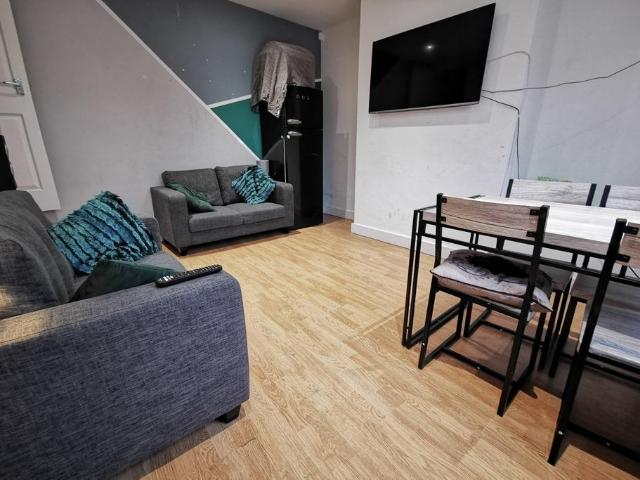 Martin Terrace, Burley, Leeds 4 bed house to rent £1,700 pcm £392 pw