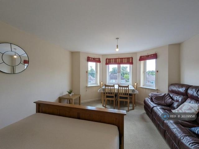 Martingale Chase, Newbury, RG14 2 bed flat to rent £695 pcm £160 pw