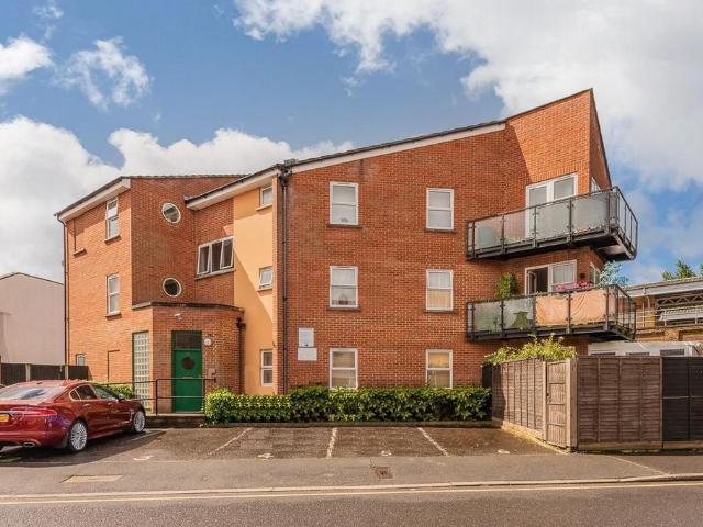 Martins Road, Shortlands, Bromley, BR2 2 bed apartment to rent £1,850 pcm £427 pw