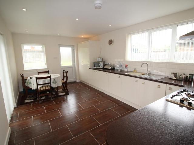 Martins Road, Warwickshire CV12 2 bed bungalow to rent £995 pcm £230 pw